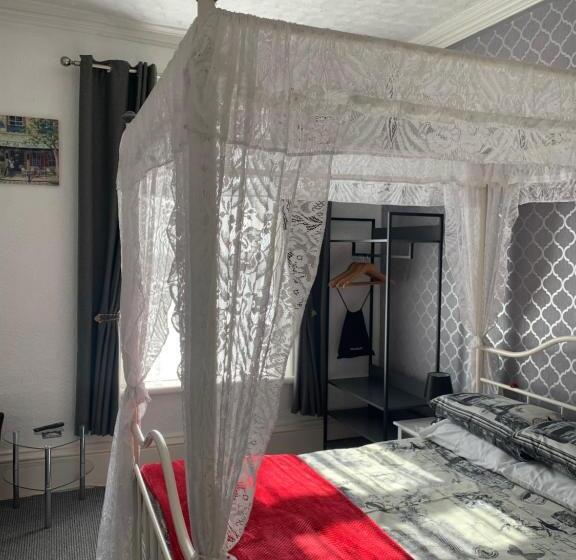 Fotos del hotel Hornby Villa 4*b&b Couples & Families Only:  8