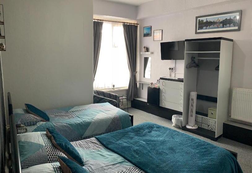 Fotos del hotel Hornby Villa 4*b&b Couples & Families Only:  4