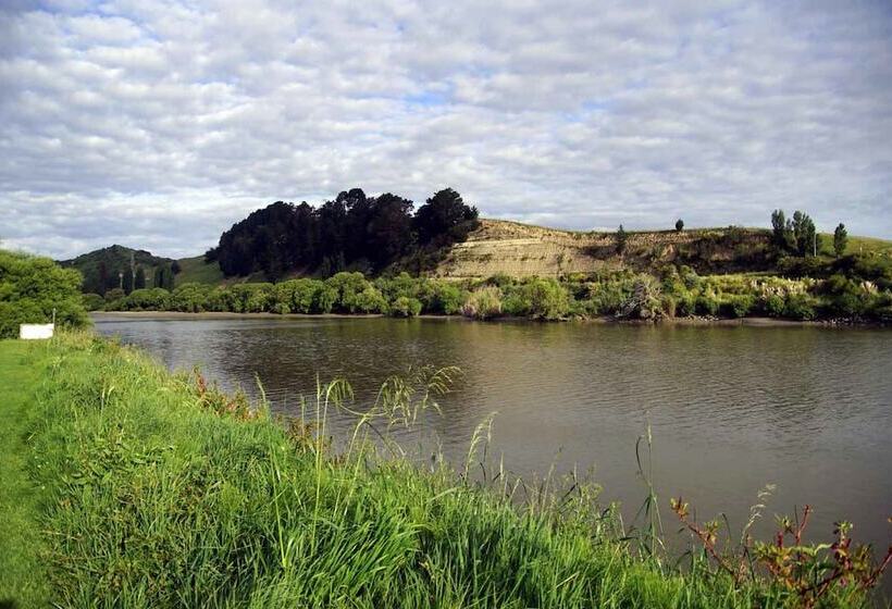 هتل Whanganui River Top 10 Holiday Park