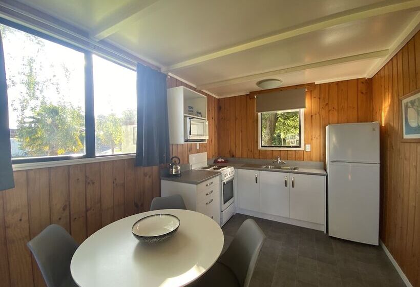هتل Whanganui River Top 10 Holiday Park