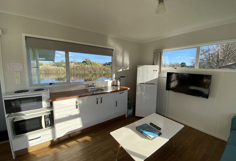 هتل Whanganui River Top 10 Holiday Park