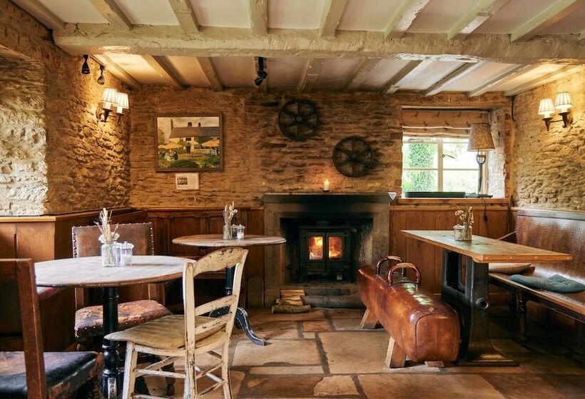 הוסטל The Plough Inn