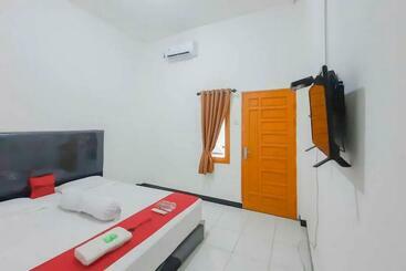 هتل Reddoorz At Permana Homestay Near Supadio Airport Pontianak
