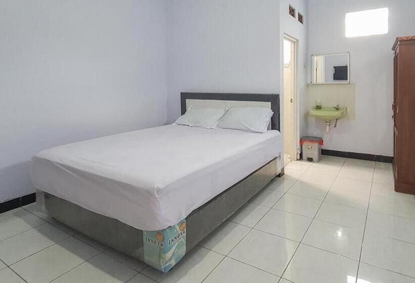 ホテル Angrumba Family Homestay Near Rsud Caruban Mitra Reddoorz