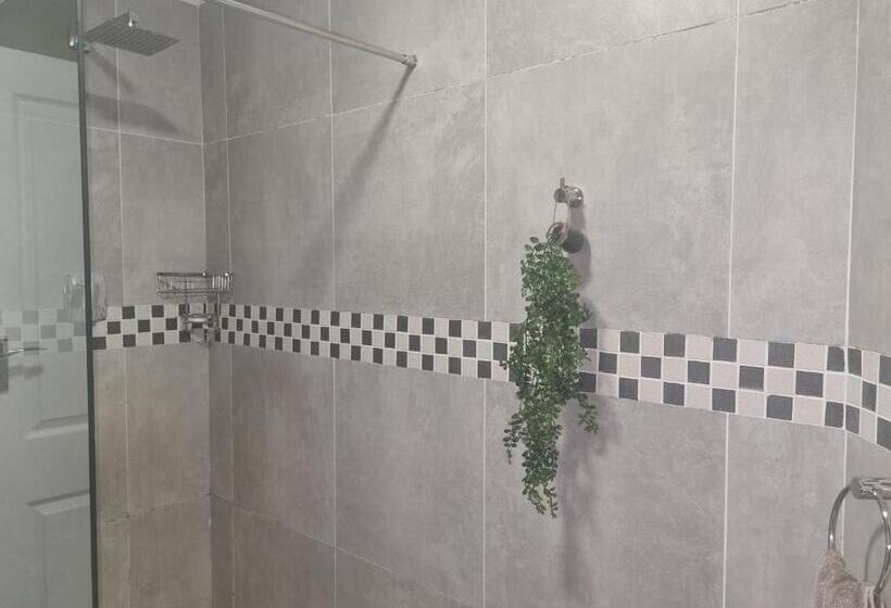 بنسيون Eland Place Self Catering Guest House