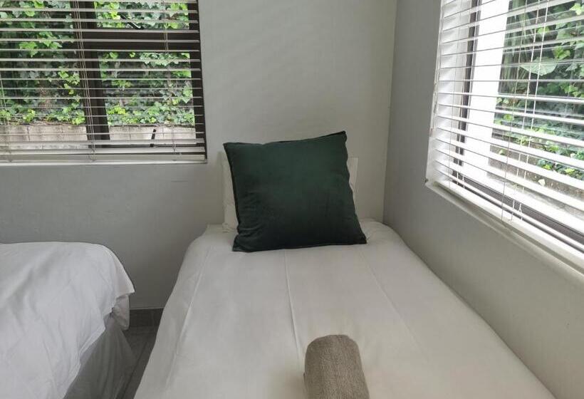بنسيون Eland Place Self Catering Guest House