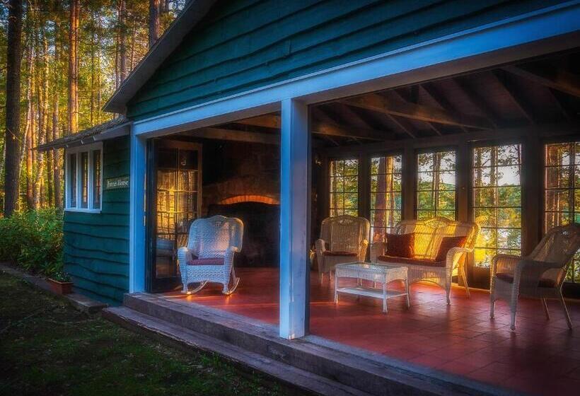 پانسیون White Pine Camp