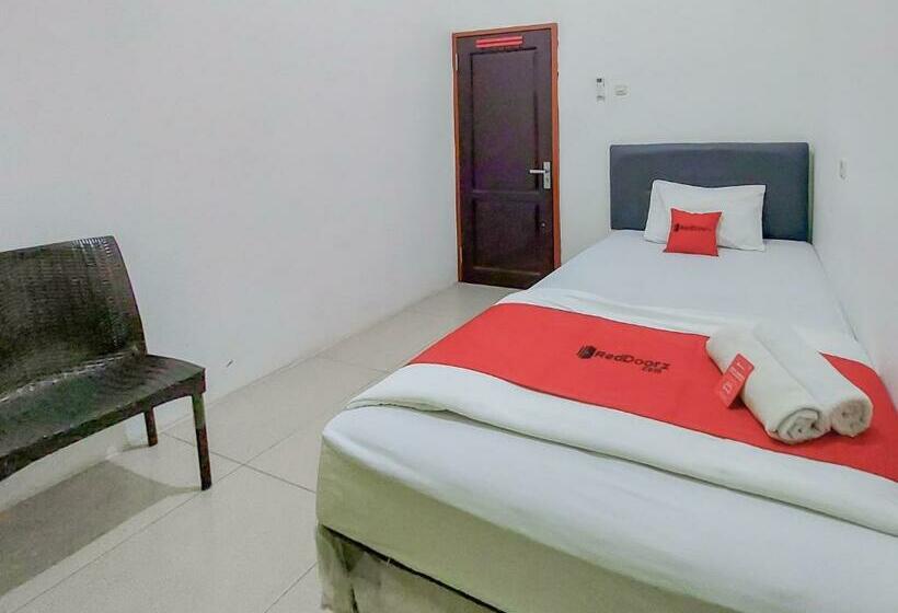 هتل Reddoorz At Cempaka Guesthouse Tarakan