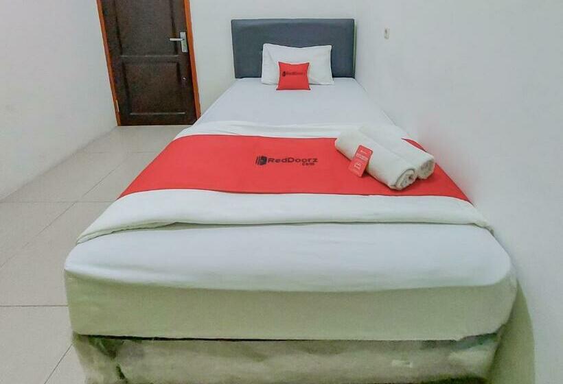 هتل Reddoorz At Cempaka Guesthouse Tarakan
