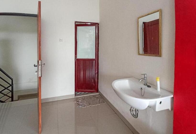 هتل Reddoorz Syariah Near Sentani City Square