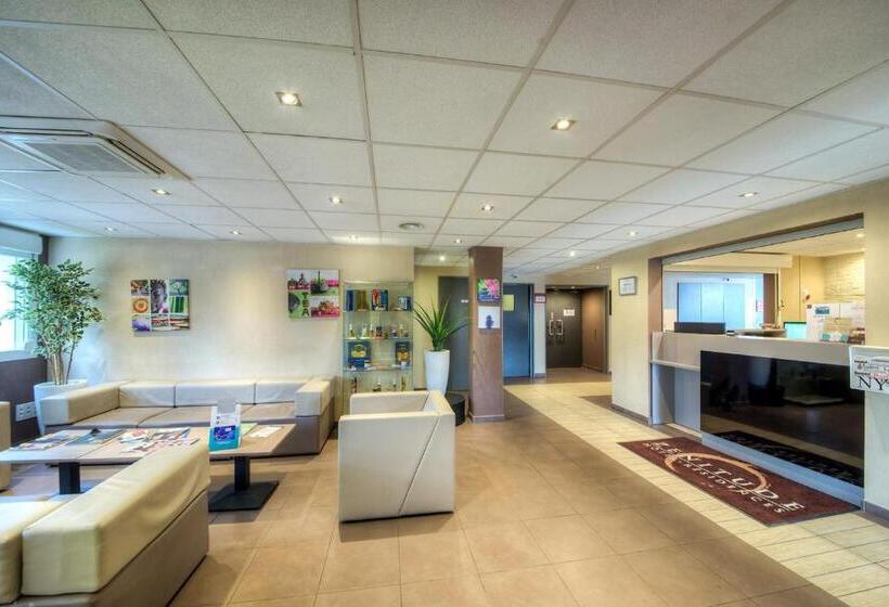 اقامتگاه Comfort Aparthotel Antibes Le Maestria