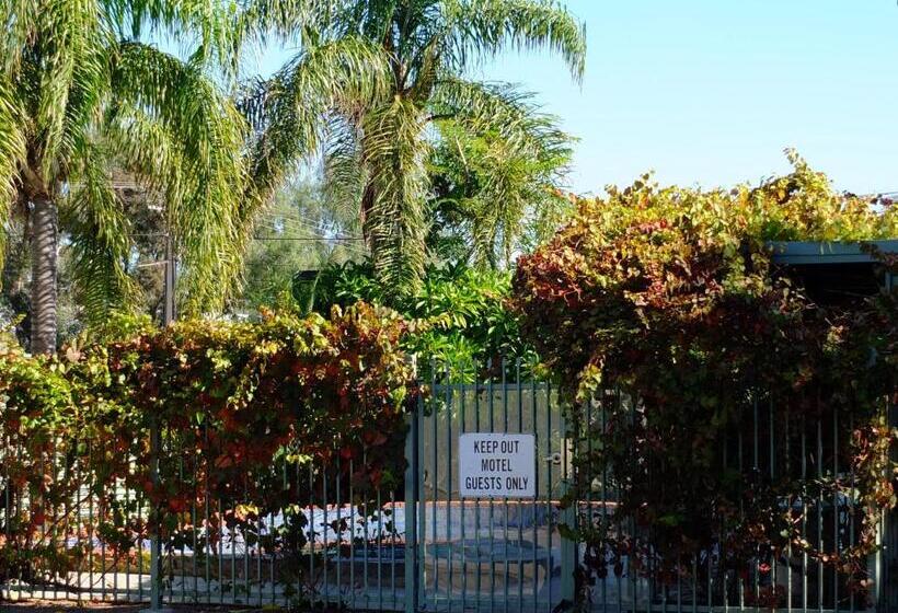 Travelway Motel