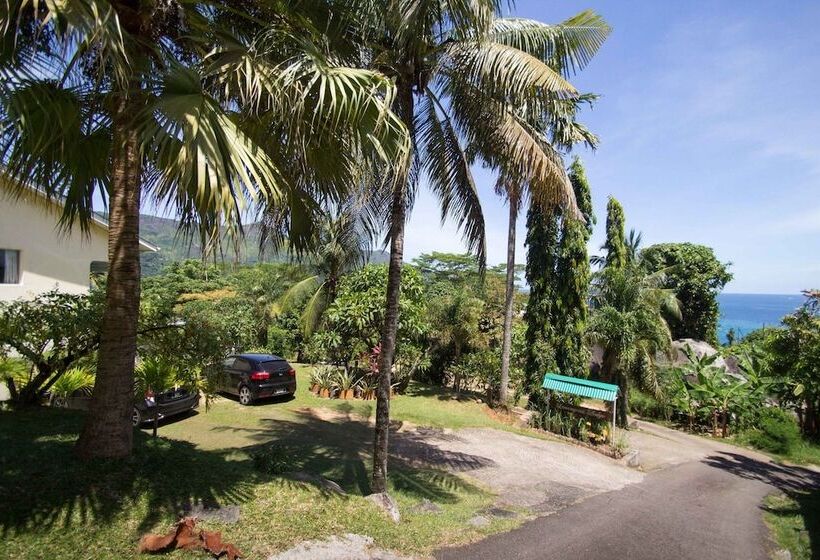 تختخواب و صبحانه Lemongrass Lodge