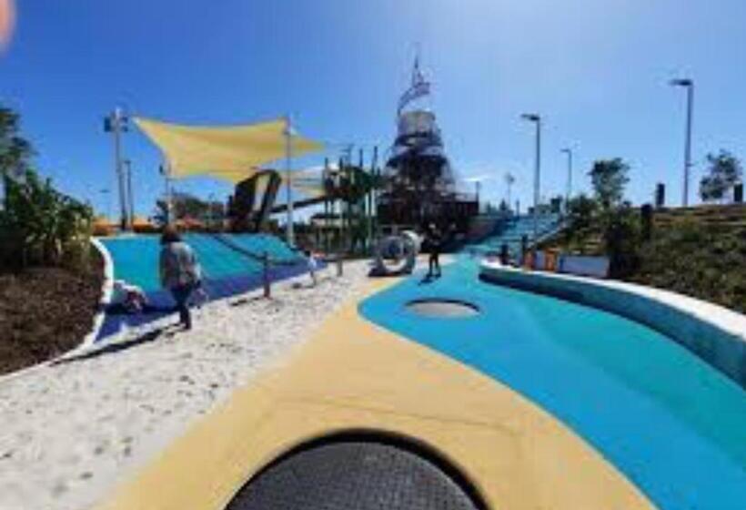 هتل Harbour Side Resort