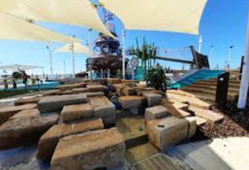هتل Harbour Side Resort