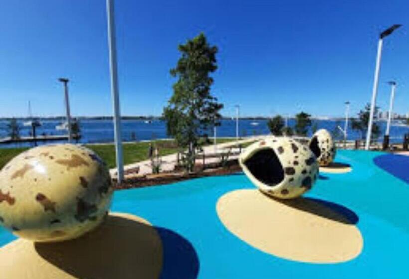 هتل Harbour Side Resort