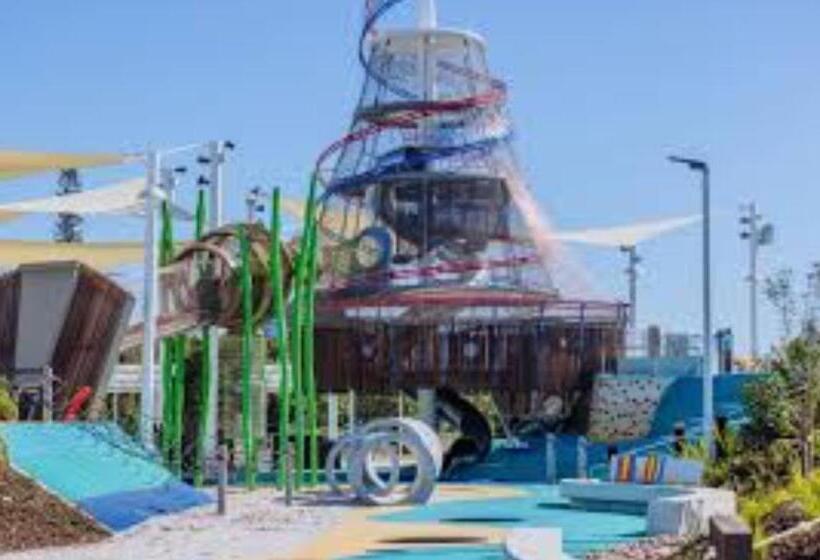هتل Harbour Side Resort