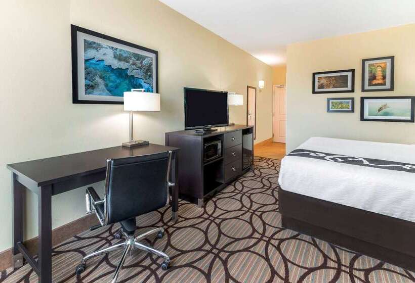 هتل La Quinta By Wyndham Carlsbad