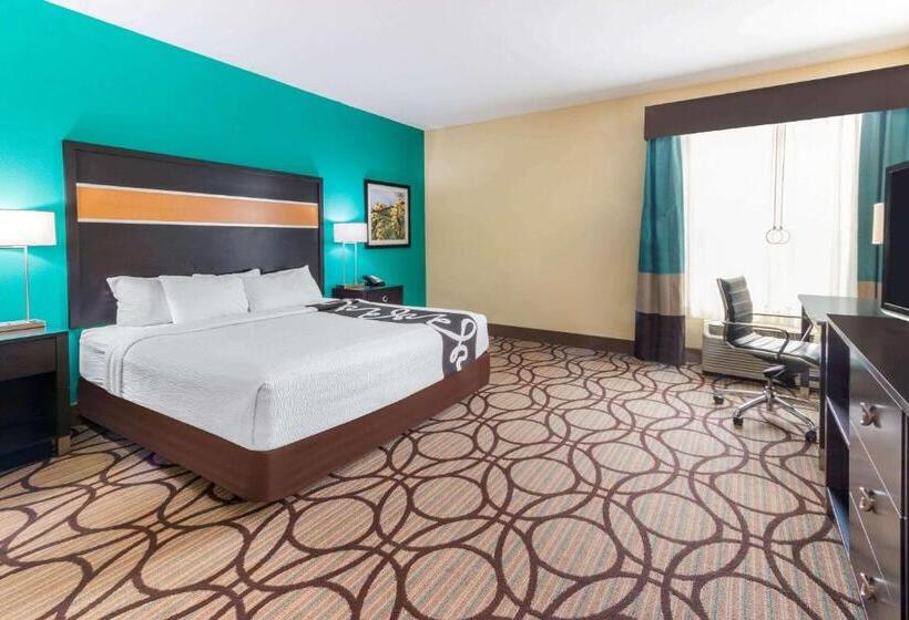 هتل La Quinta By Wyndham Carlsbad