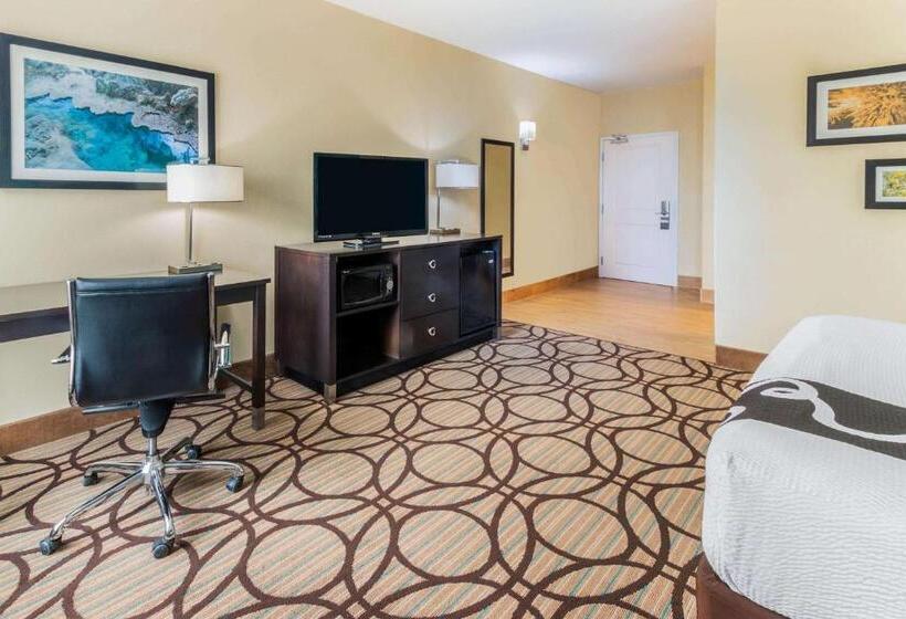 هتل La Quinta By Wyndham Carlsbad