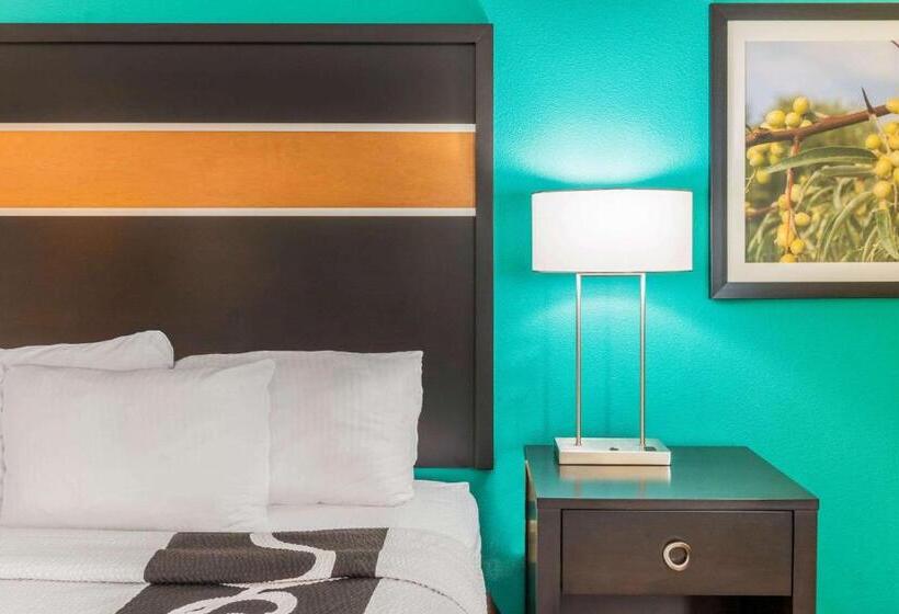 هتل La Quinta By Wyndham Carlsbad