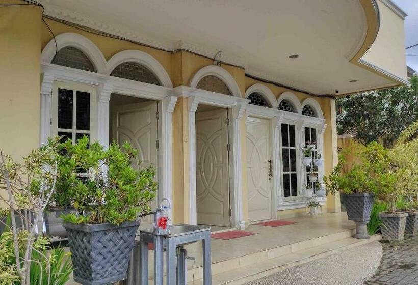 Отель Reddoorz @ Jalan Ratahan Minahasa Tenggara