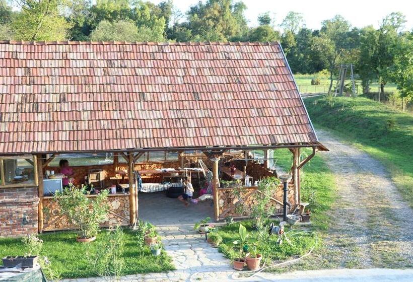 ペンション Căsuța Din Zarand şi Punctul Gastronomic Local   Miliza