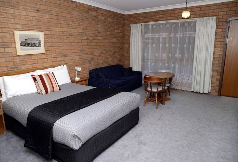 فندق على الطريق Rodney Motor Inn