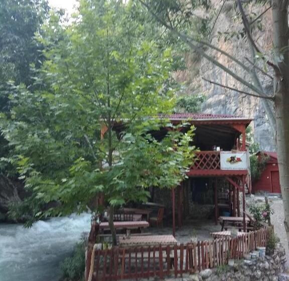 استراحتگاه Kapuzbaşı şelalesi Baştürk Dinlenme Tesisleri