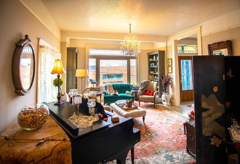 مبيت وإفطار Clementine S Guest House & Vacation Rentals
