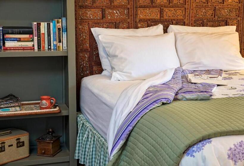 مبيت وإفطار Clementine S Guest House & Vacation Rentals