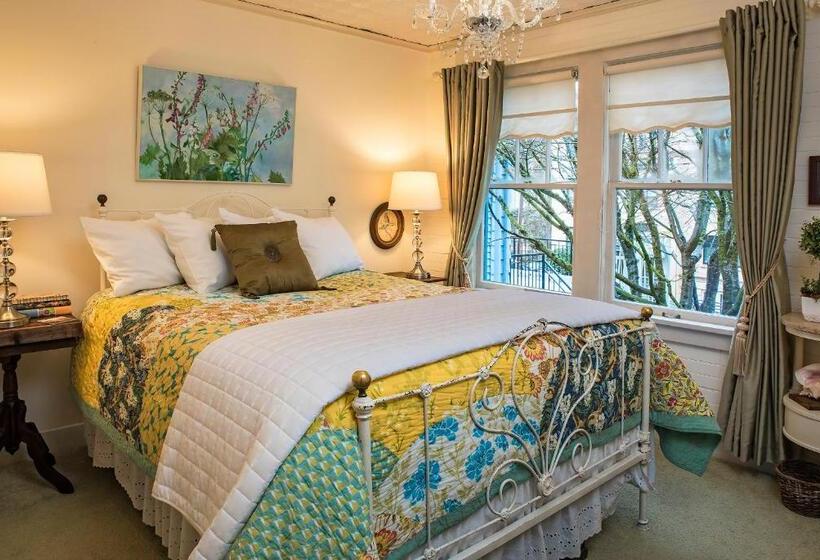 Bed and Breakfast Clementine S Guest House & Vacation Rentals