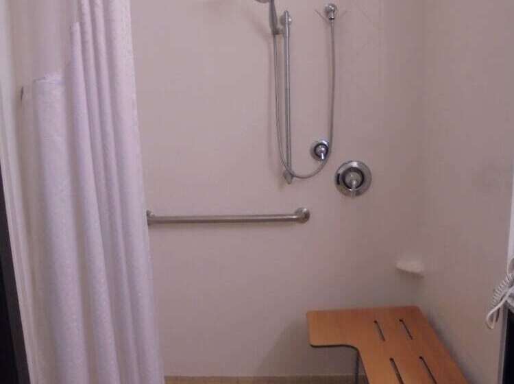 Отель Holiday Inn Express & Suites Nevada, An Ihg