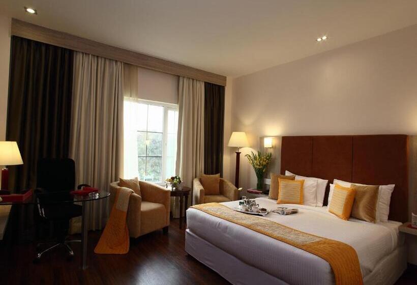 هتل Nidhivan Sarovar Portico Vrindavan
