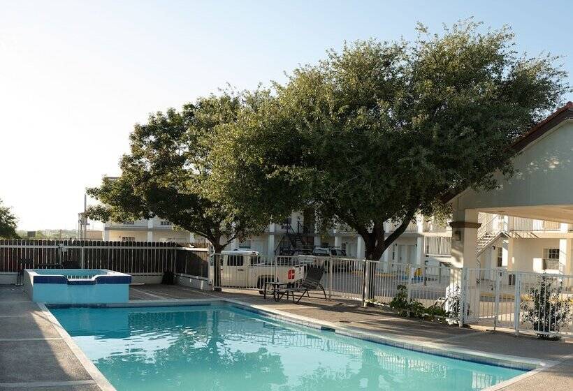 هتل Quinta San Carlos Inn