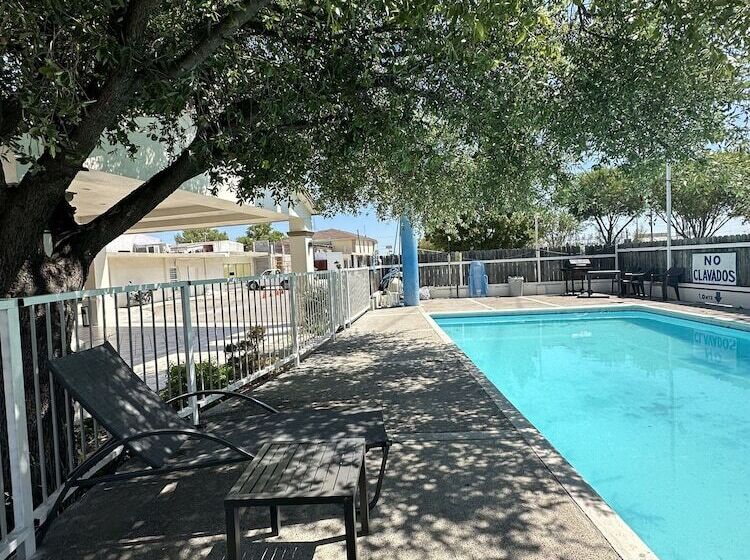 هتل Quinta San Carlos Inn