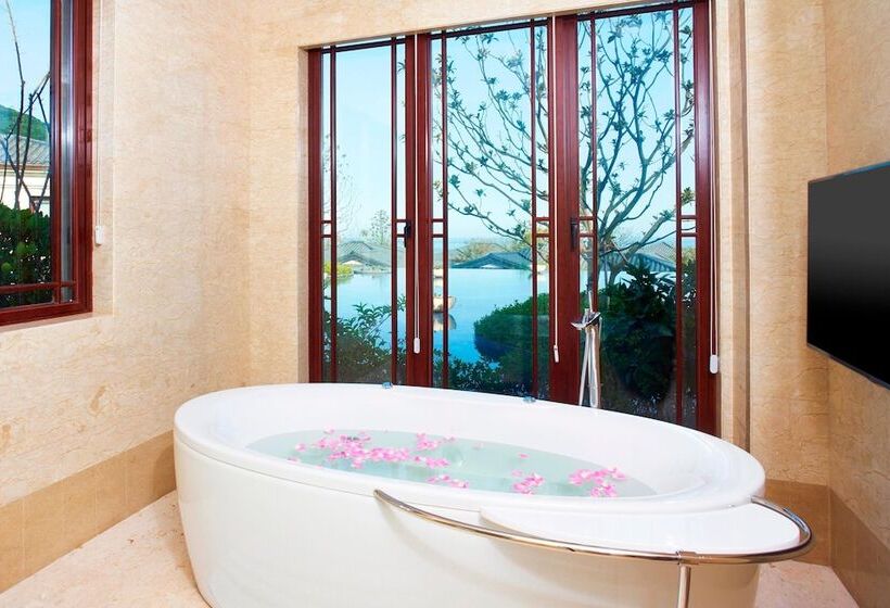 هتل The Westin Zhujiajian Resort, Zhoushan