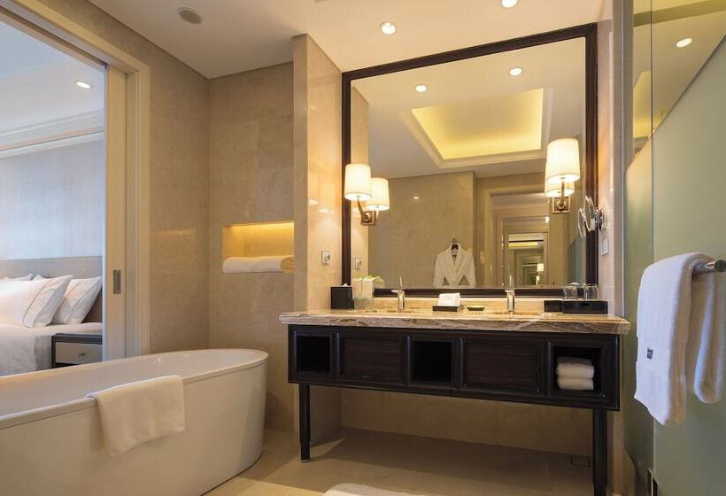 هتل The Westin Zhujiajian Resort, Zhoushan
