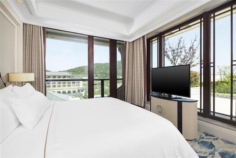 هتل The Westin Zhujiajian Resort, Zhoushan