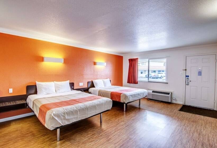 Motel 6 Manteca