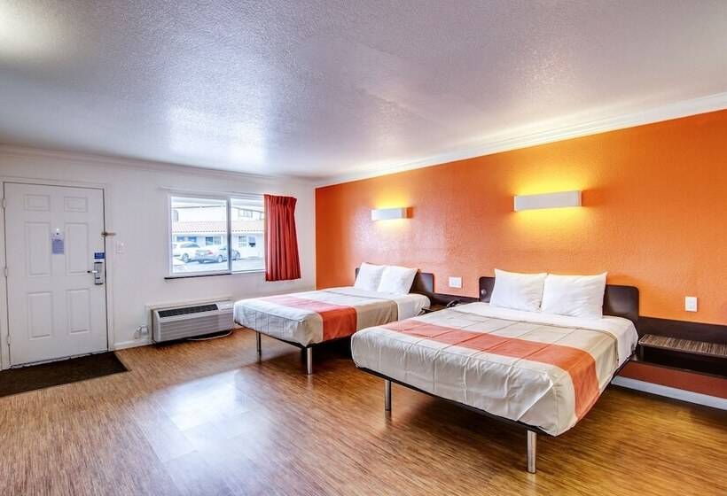 Motel 6 Manteca