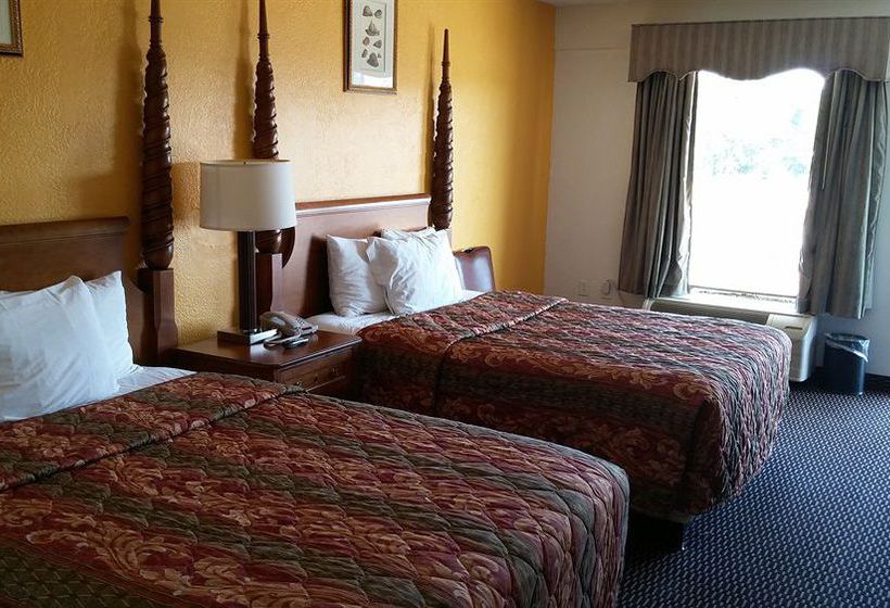 فندق على الطريق Claxton Inn