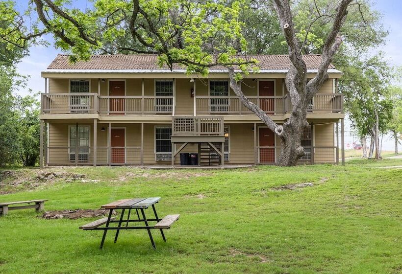 Motel Gruene Outpost River Lodge