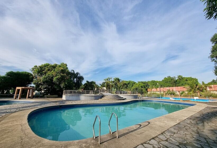 فندق Libertyland Waterpark Resort