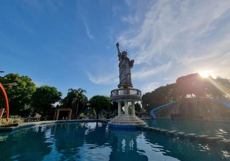 فندق Libertyland Waterpark Resort
