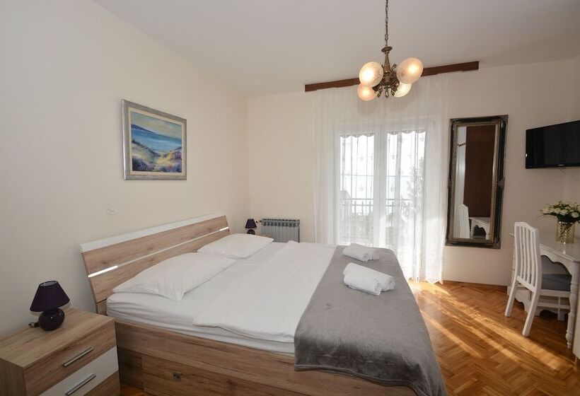 تختخواب و صبحانه Restaurant Pension Dioklecijan