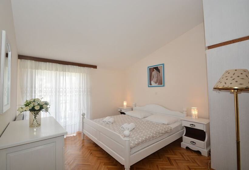 تختخواب و صبحانه Restaurant Pension Dioklecijan