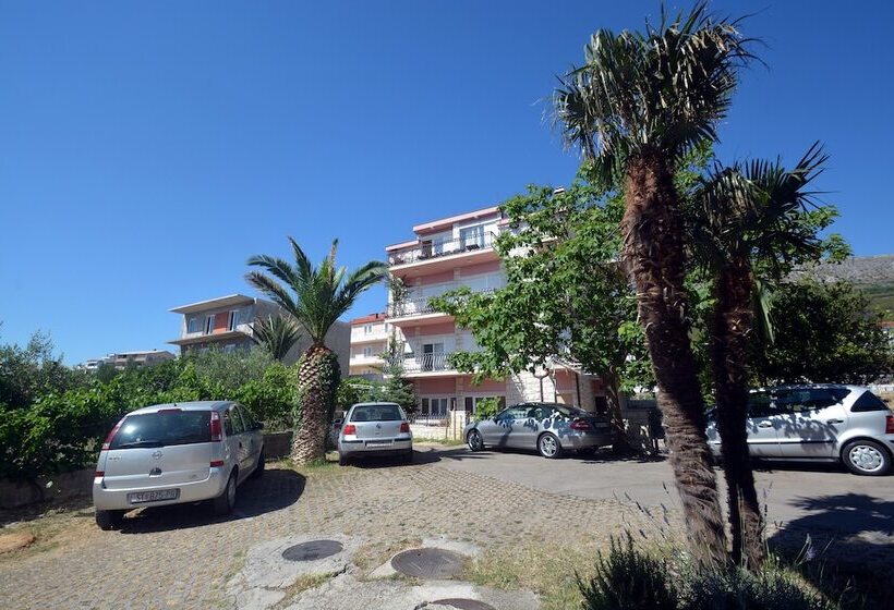 تختخواب و صبحانه Restaurant Pension Dioklecijan