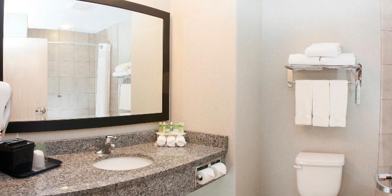 Отель Holiday Inn Express Fort St John, An Ihg