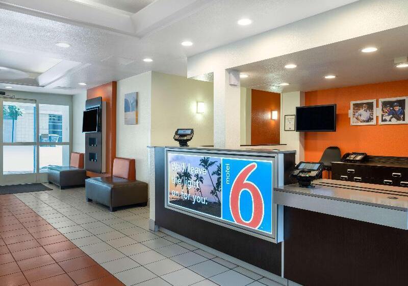 Motel 6 San Diego Downtown